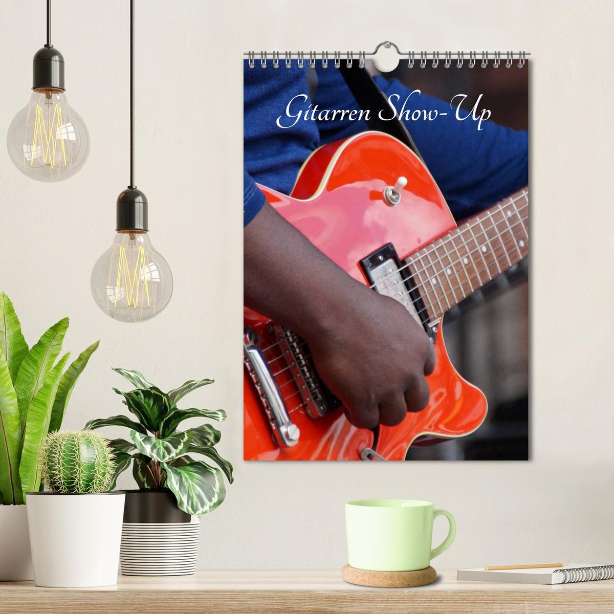 Bild: 9783435992706 | Gitarren Show-Up (Wandkalender 2025 DIN A4 hoch), CALVENDO...