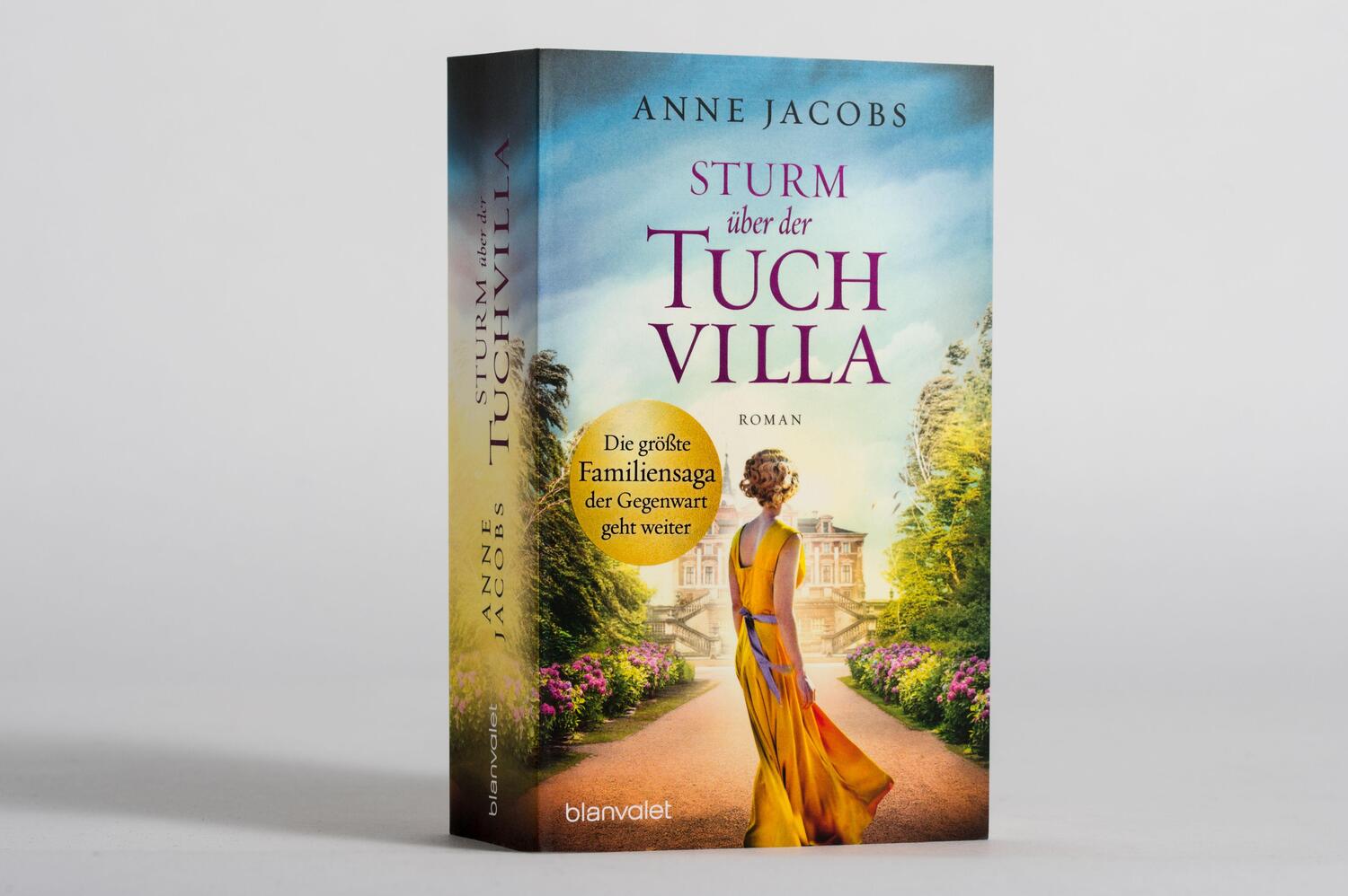 Bild: 9783734107733 | Sturm über der Tuchvilla | Roman | Anne Jacobs | Taschenbuch | Deutsch