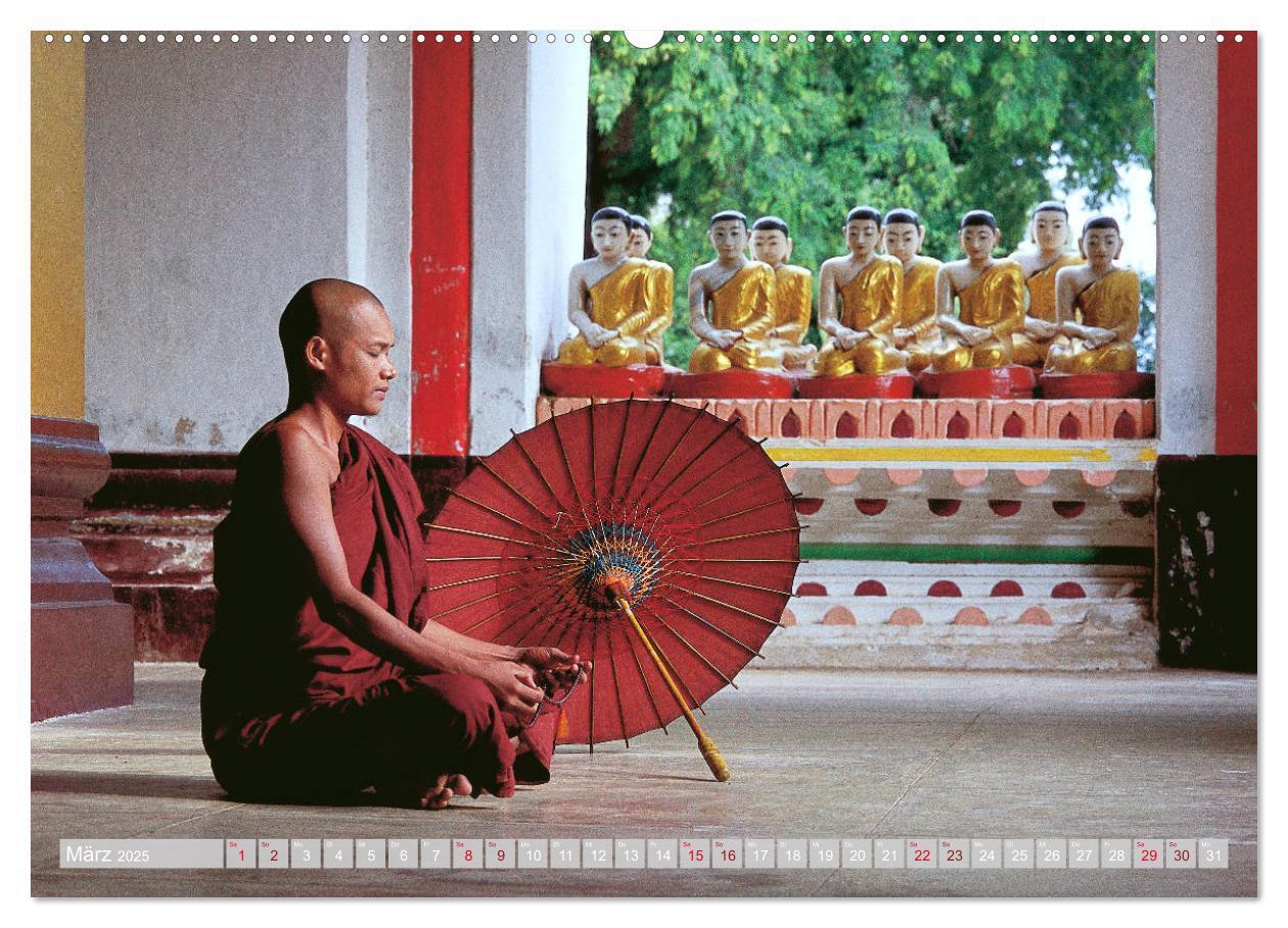 Bild: 9783435077991 | IM REICH DES BUDDHA - DER ROTE SCHIRM (Wandkalender 2025 DIN A2...