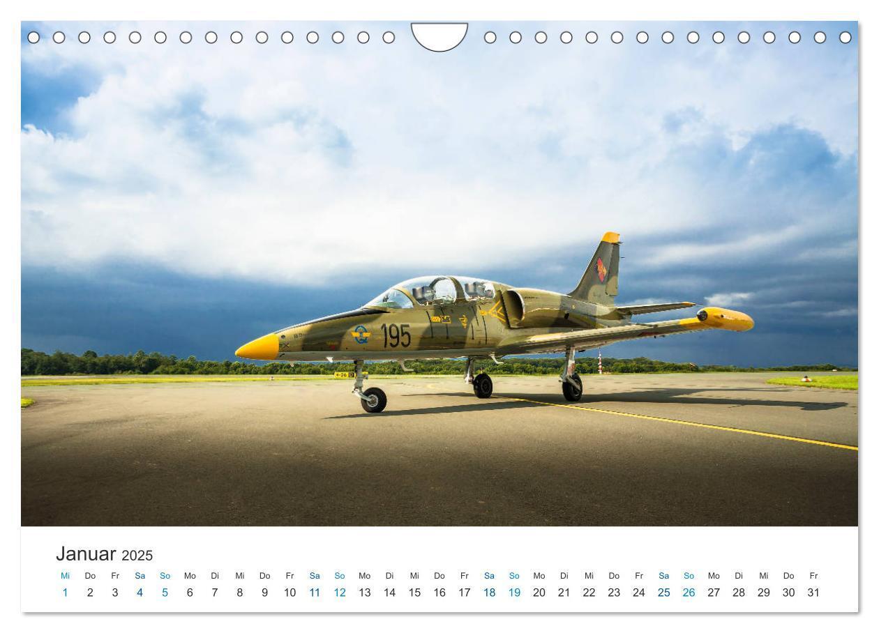 Bild: 9783435830251 | AVIATION CLASSICS seen by custompix.de (Wandkalender 2025 DIN A4...