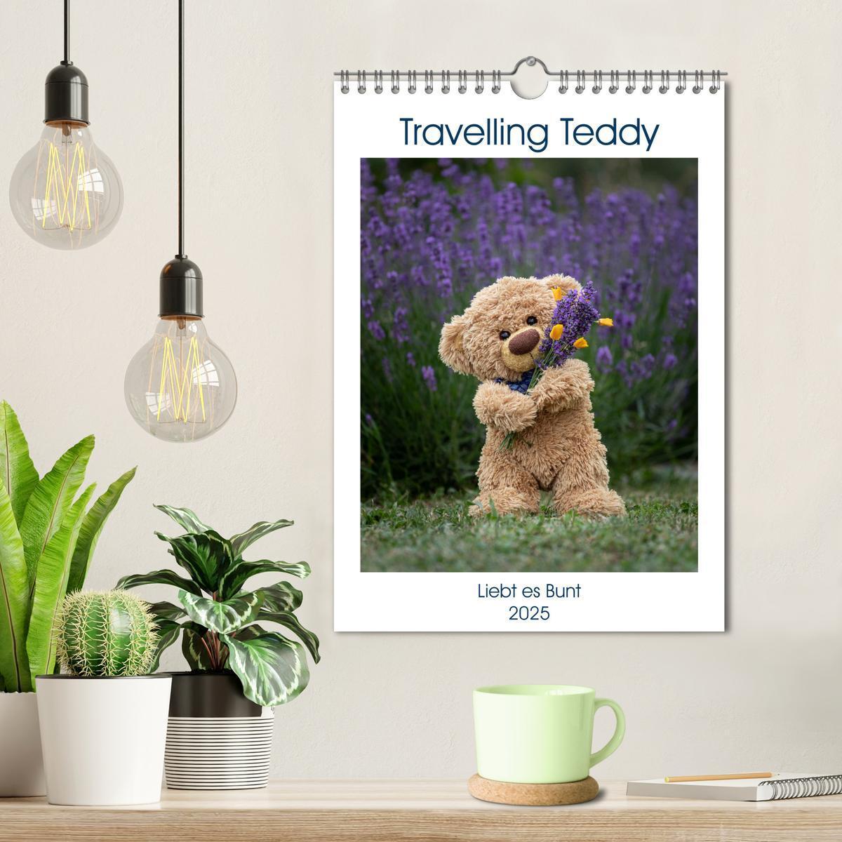 Bild: 9783435897148 | Travelling Teddy liebt es Bunt (Wandkalender 2025 DIN A4 hoch),...