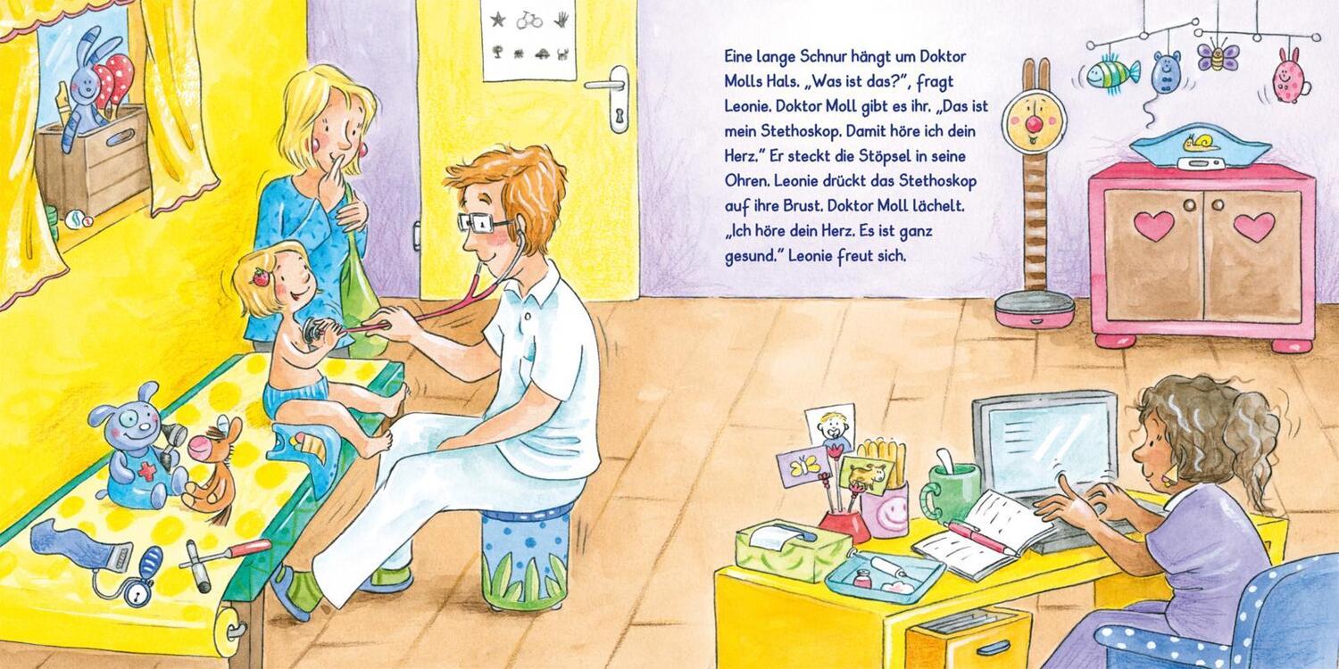 Bild: 9783551170378 | Leonie beim Kinderarzt | Pappbilderbuch mit Klappen | Sandra Grimm