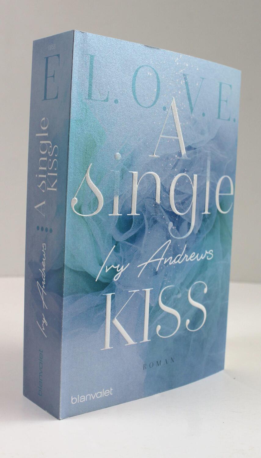 Bild: 9783734108587 | A single kiss | Roman | Ivy Andrews | Taschenbuch | L.O.V.E | 544 S.