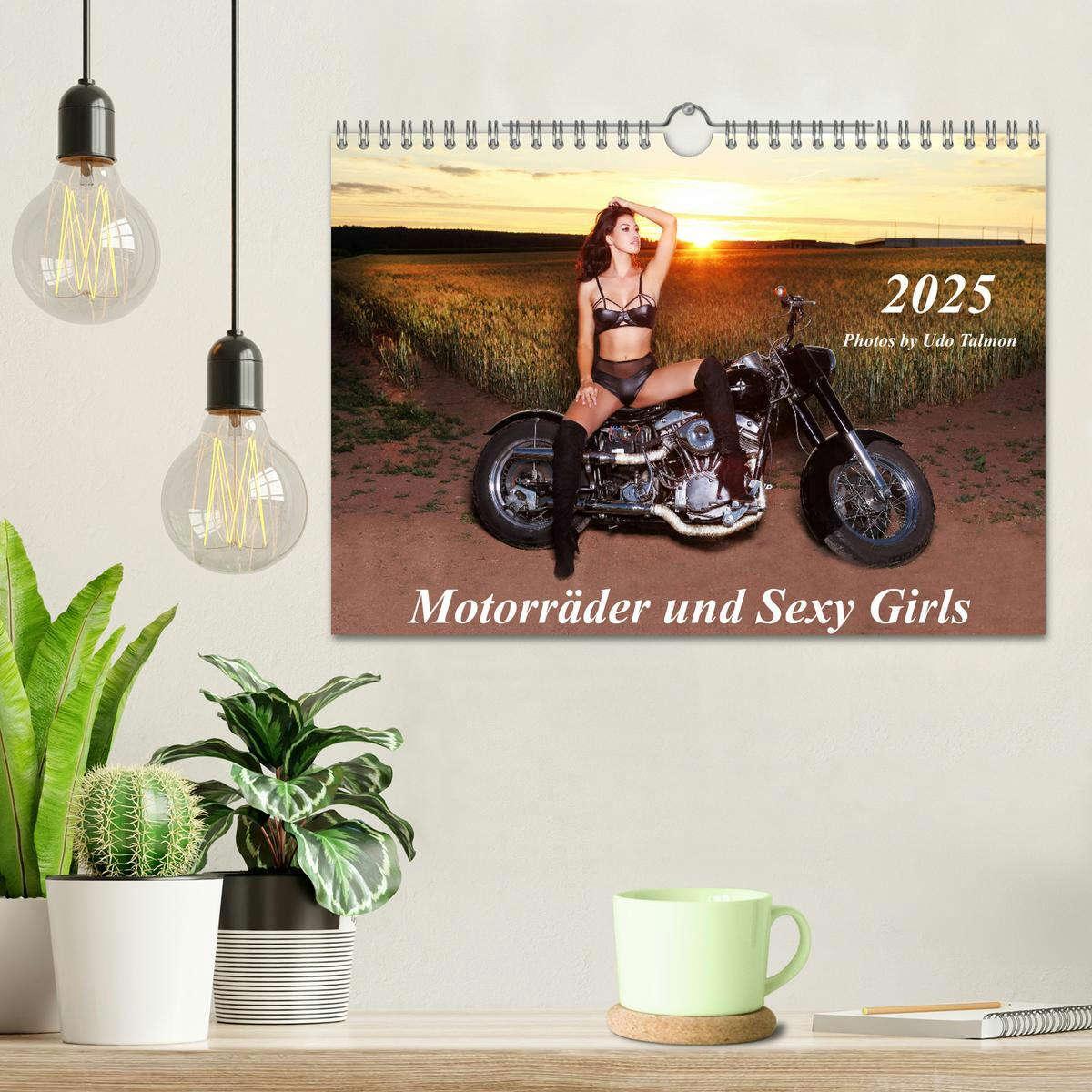 Bild: 9783435115945 | Motorräder und Sexy Girls (Wandkalender 2025 DIN A4 quer), CALVENDO...