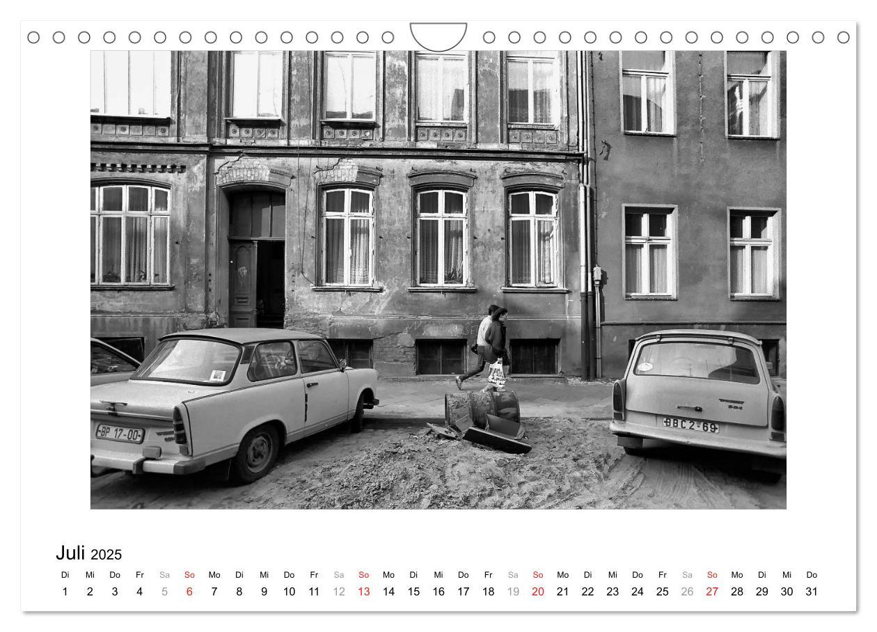 Bild: 9783435833405 | Aus - Zeit der Trabanten (Wandkalender 2025 DIN A4 quer), CALVENDO...