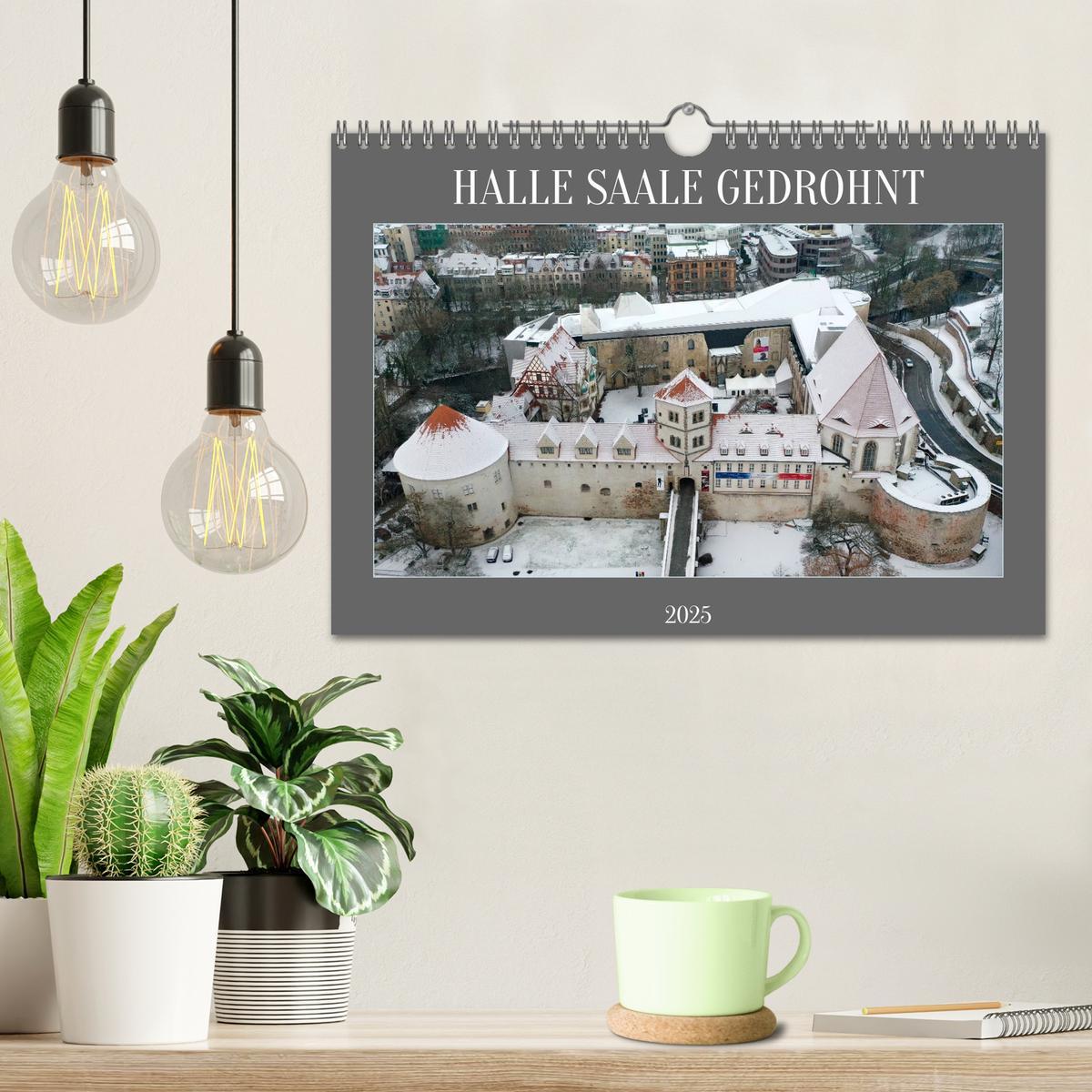 Bild: 9783383866012 | HALLE SAALE GEDROHNT 2025 (Wandkalender 2025 DIN A4 quer), CALVENDO...