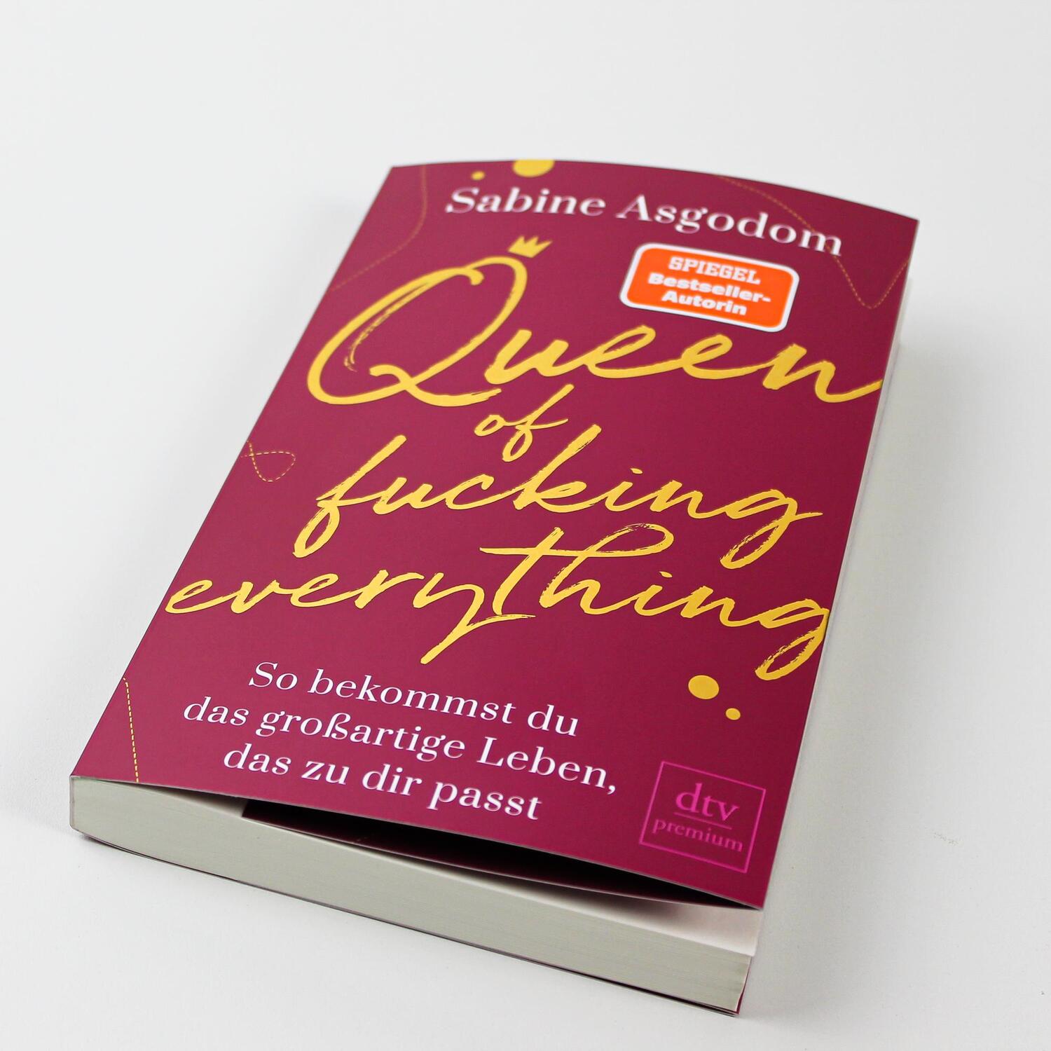 Bild: 9783423262750 | Queen of fucking everything - So bekommst du das großartige Leben,...