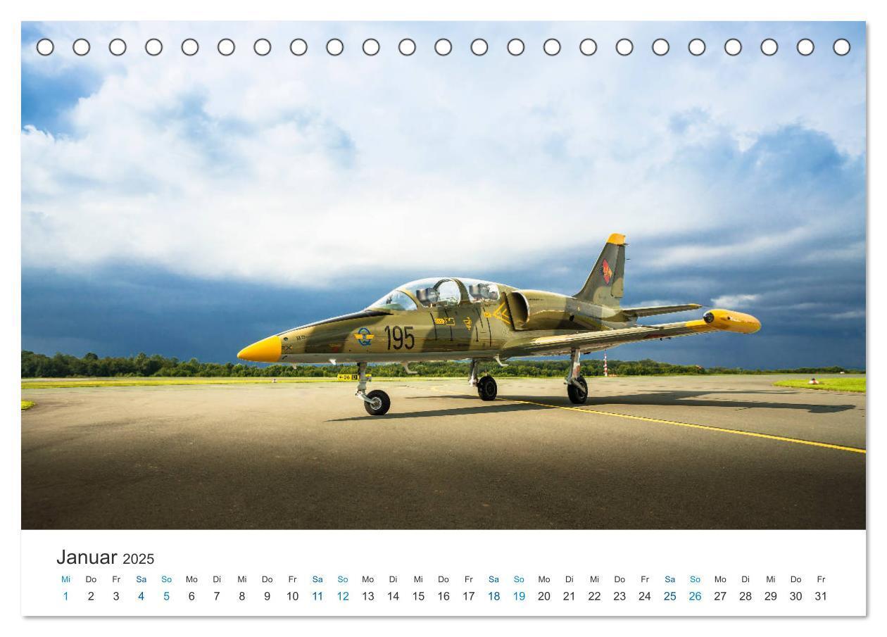 Bild: 9783435817290 | AVIATION CLASSICS seen by custompix.de (Tischkalender 2025 DIN A5...