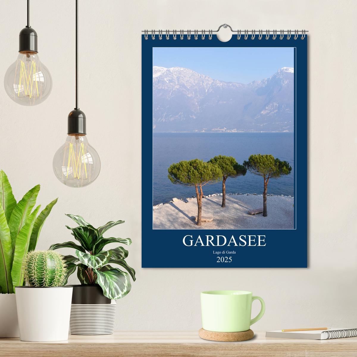 Bild: 9783435946747 | Eine zauberhafte Reise um den Gardasee (Wandkalender 2025 DIN A4...