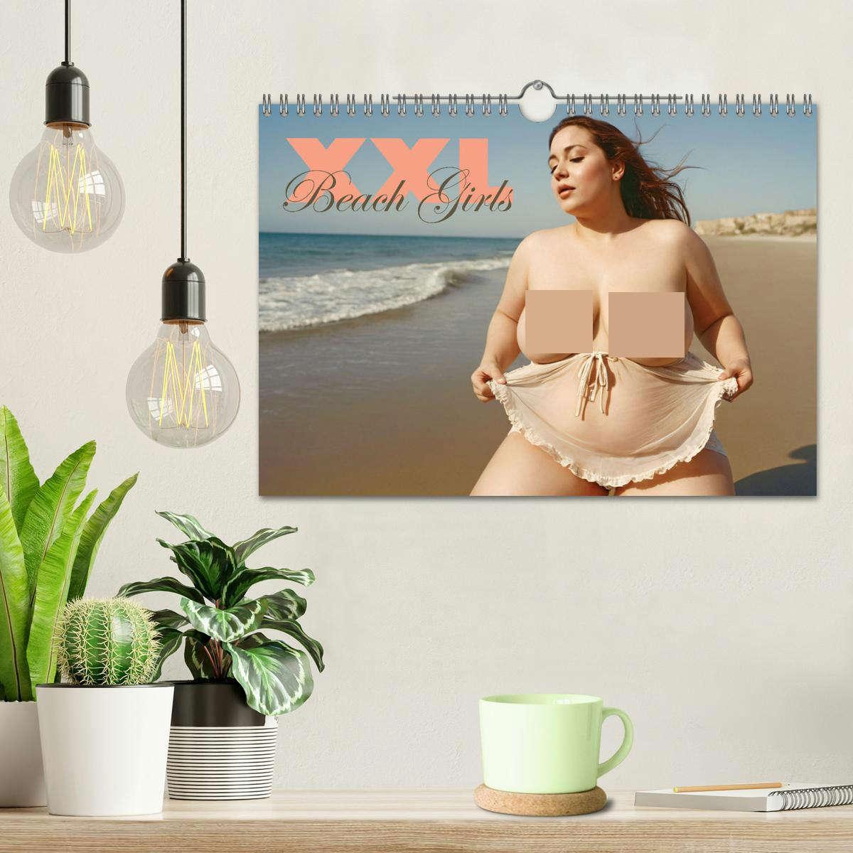 Bild: 9783383782527 | XXL Beach Girls Kalender - Kurvige Frauen am Strand (Wandkalender...