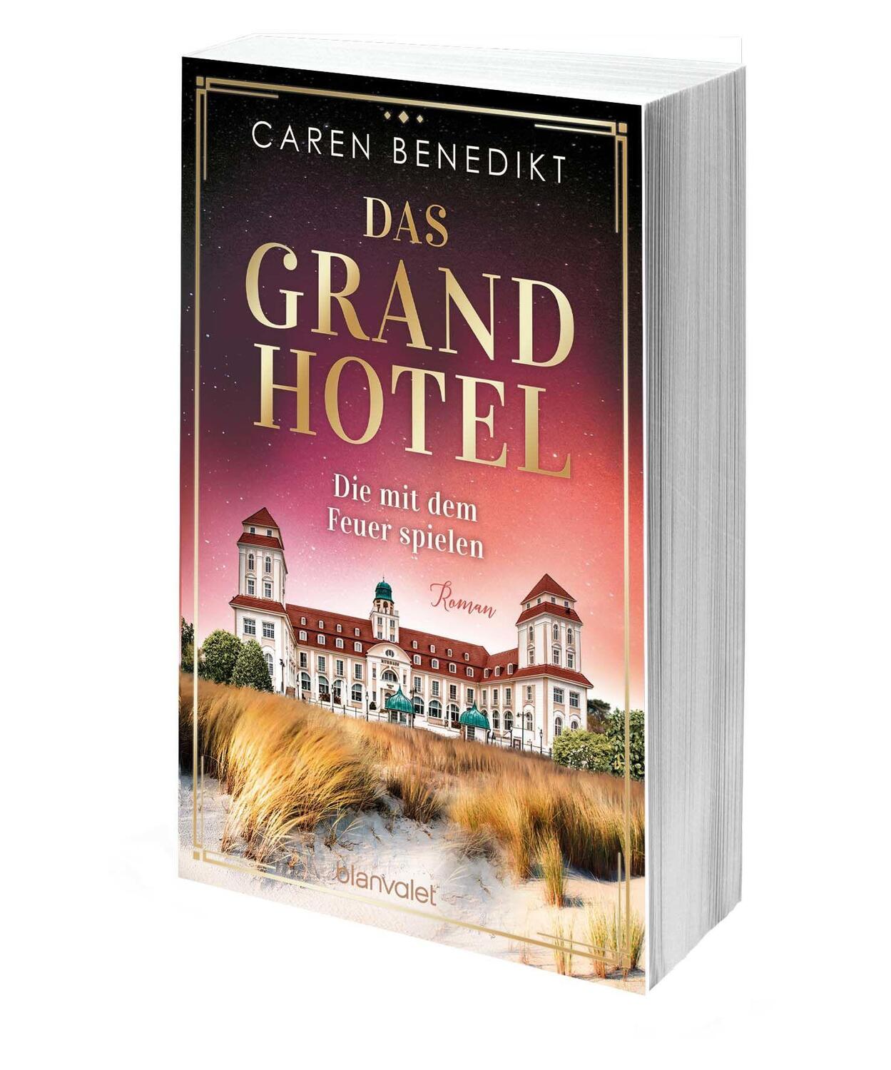 Bild: 9783734111884 | Das Grand Hotel - Die mit dem Feuer spielen | Roman | Caren Benedikt