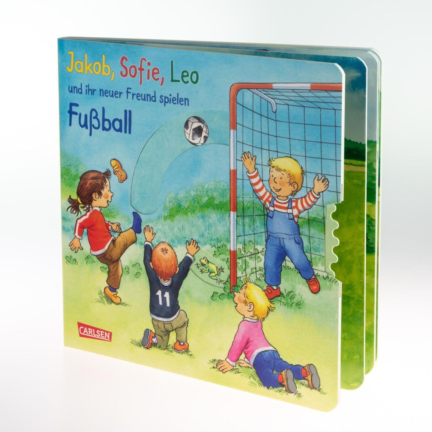 Bild: 9783551171467 | Jakob, Sofie, Leo und ihr neuer Freund spielen Fußball | Buch | 2020
