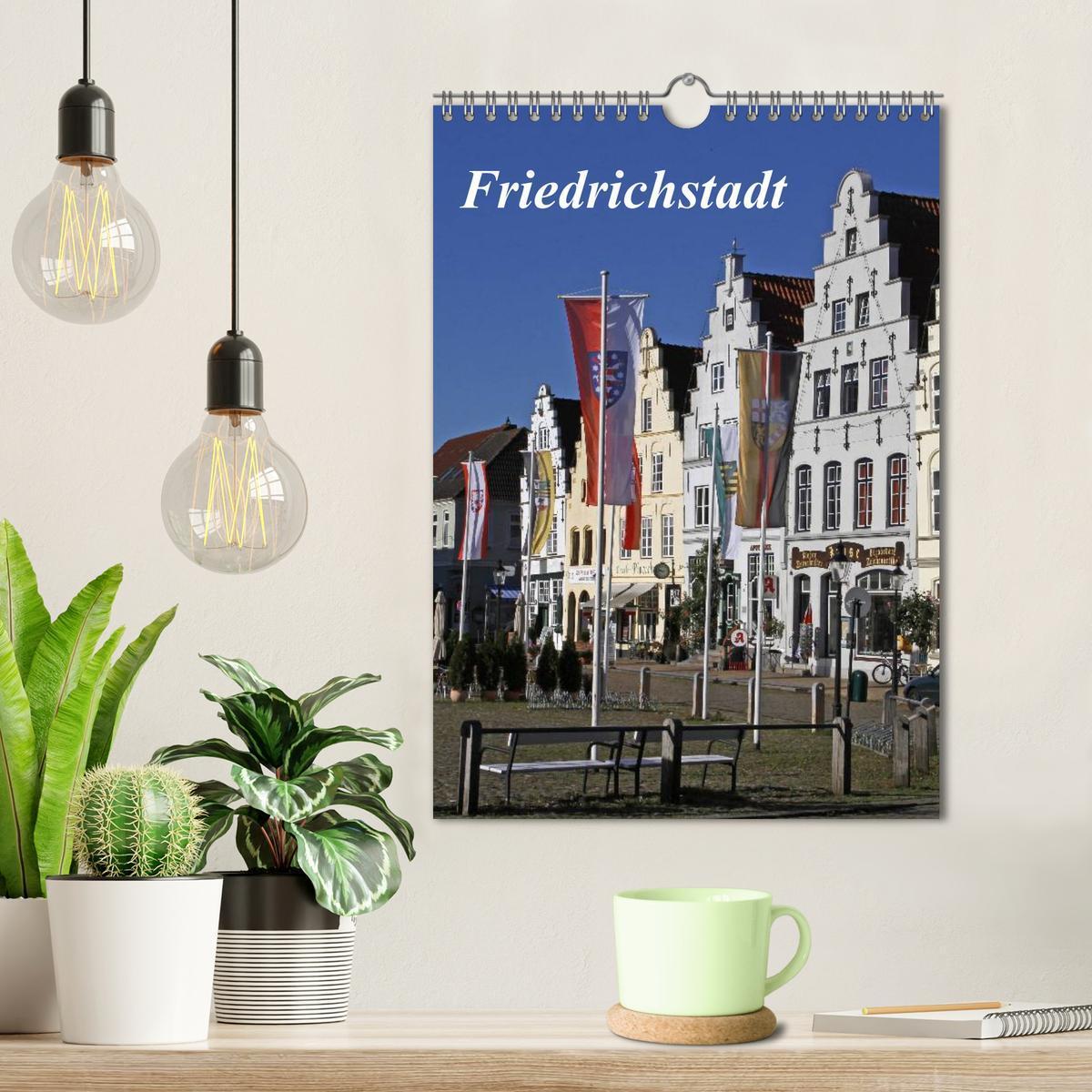 Bild: 9783457078983 | Friedrichstadt (Wandkalender 2025 DIN A4 hoch), CALVENDO...