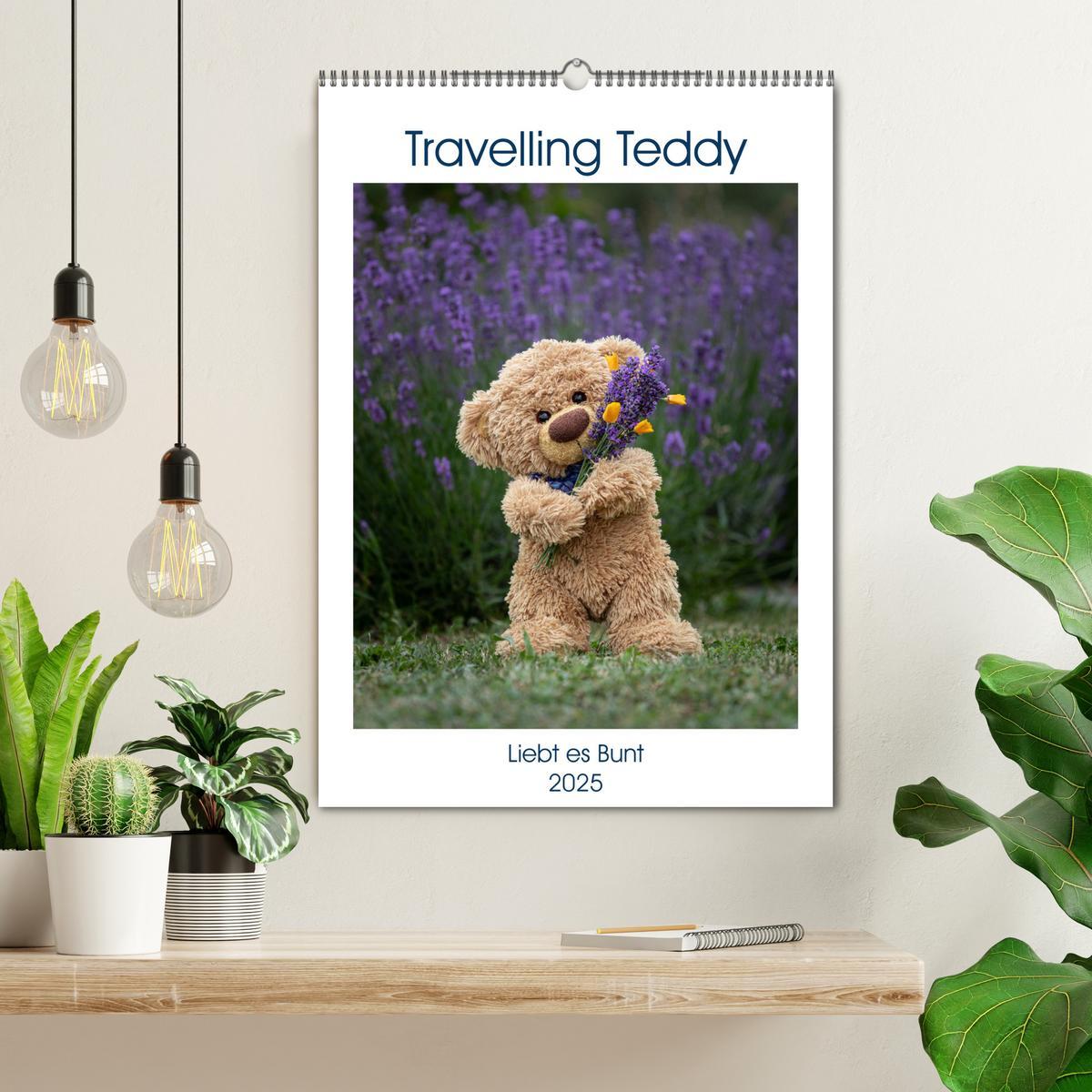 Bild: 9783435896288 | Travelling Teddy liebt es Bunt (Wandkalender 2025 DIN A2 hoch),...