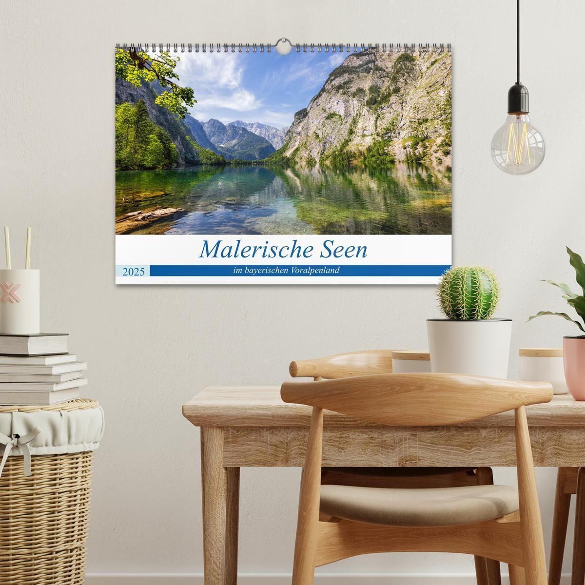 Bild: 9783435033584 | Malerische Seen im bayerischen Voralpenland (Wandkalender 2025 DIN...