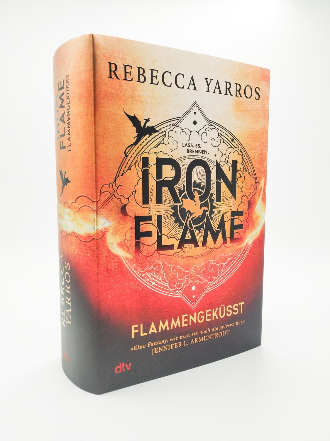 Bild: 9783423283939 | Iron Flame - Flammengeküsst | Rebecca Yarros | Buch | Fourth Wing