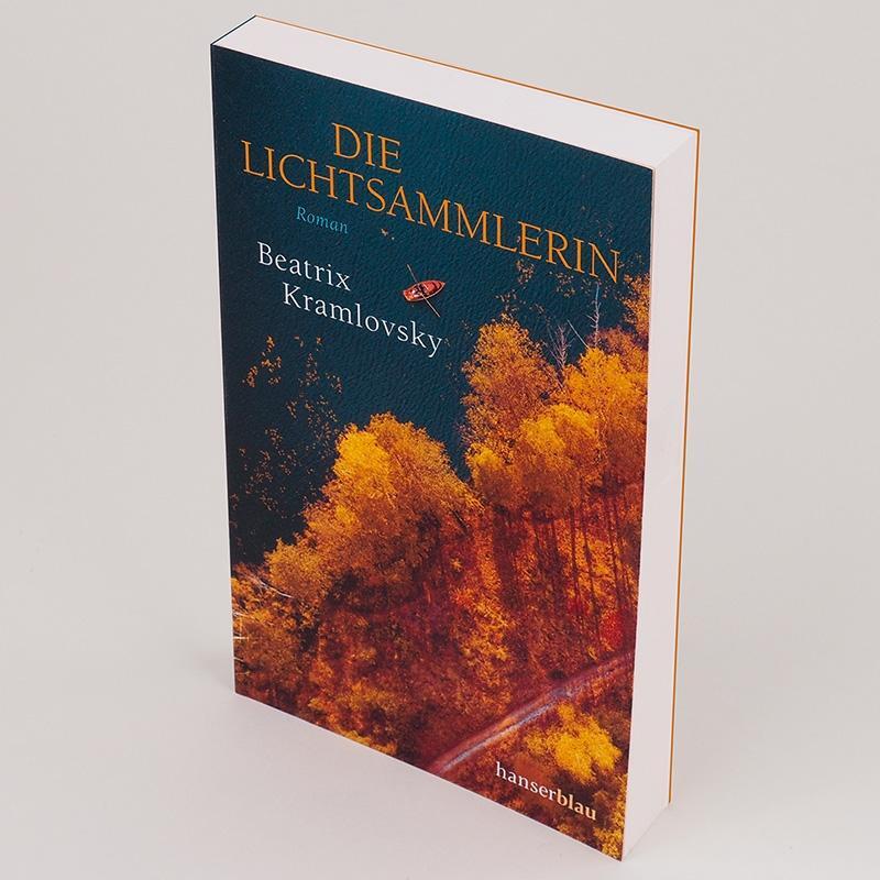 Bild: 9783446270626 | Die Lichtsammlerin | Roman | Beatrix Kramlovsky | Taschenbuch | 256 S.
