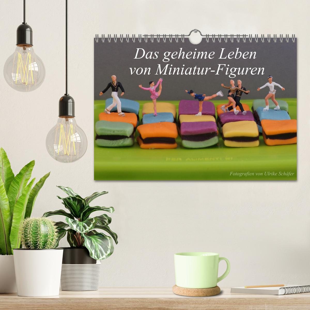 Bild: 9783457224397 | Das geheime Leben von Miniatur-Figuren (Wandkalender 2025 DIN A4...