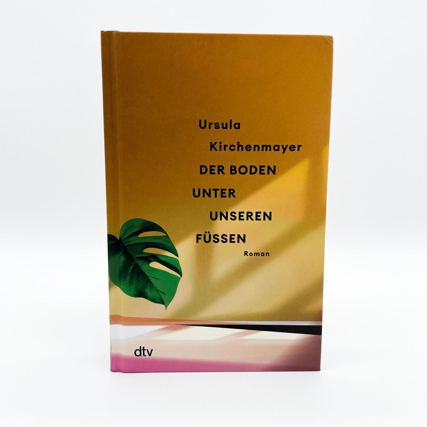 Bild: 9783423283137 | Der Boden unter unseren Füßen | Ursula Kirchenmayer | Buch | 400 S.