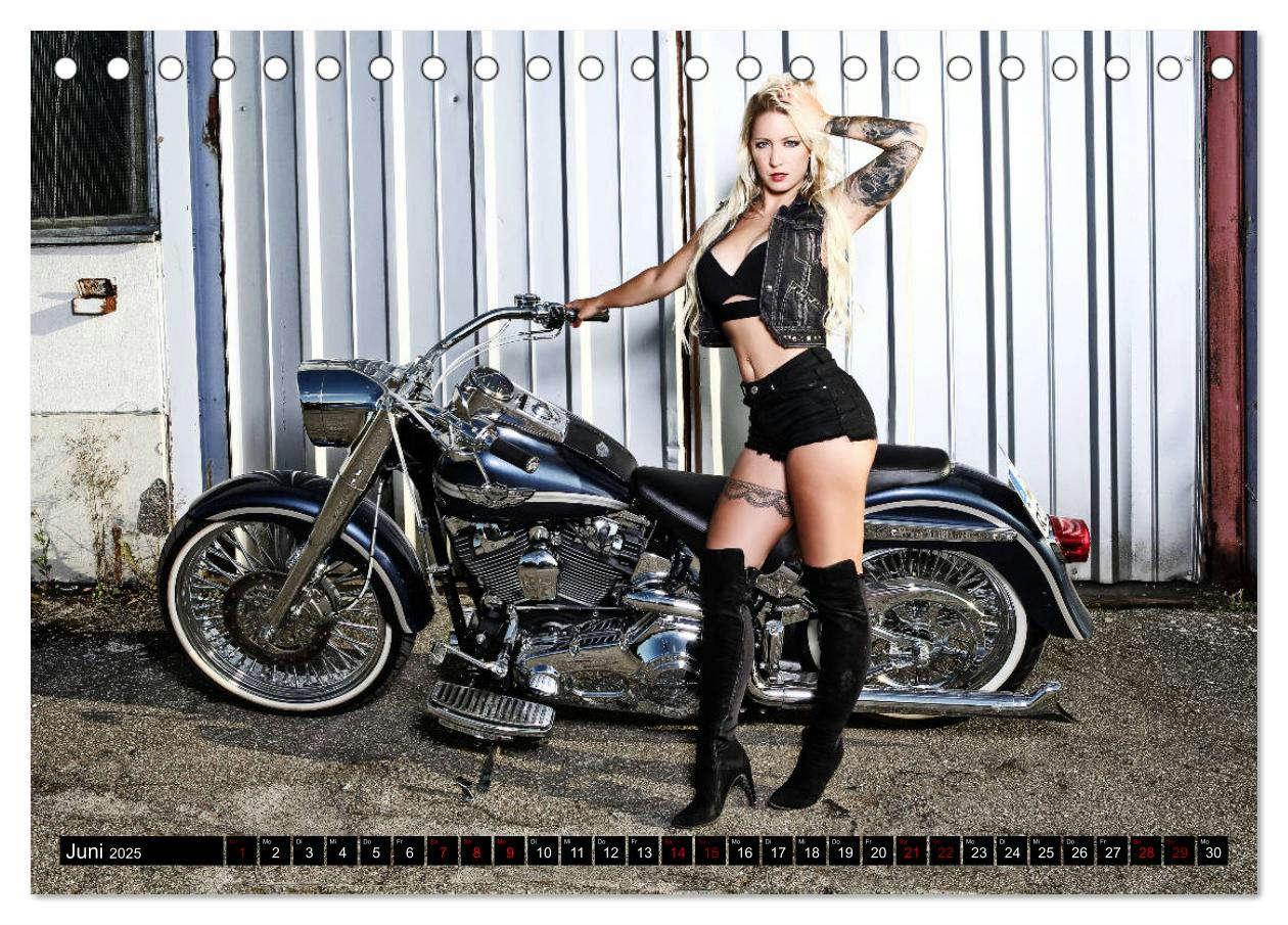 Bild: 9783435205127 | Motorräder &amp; Sexy Girls (Tischkalender 2025 DIN A5 quer), CALVENDO...