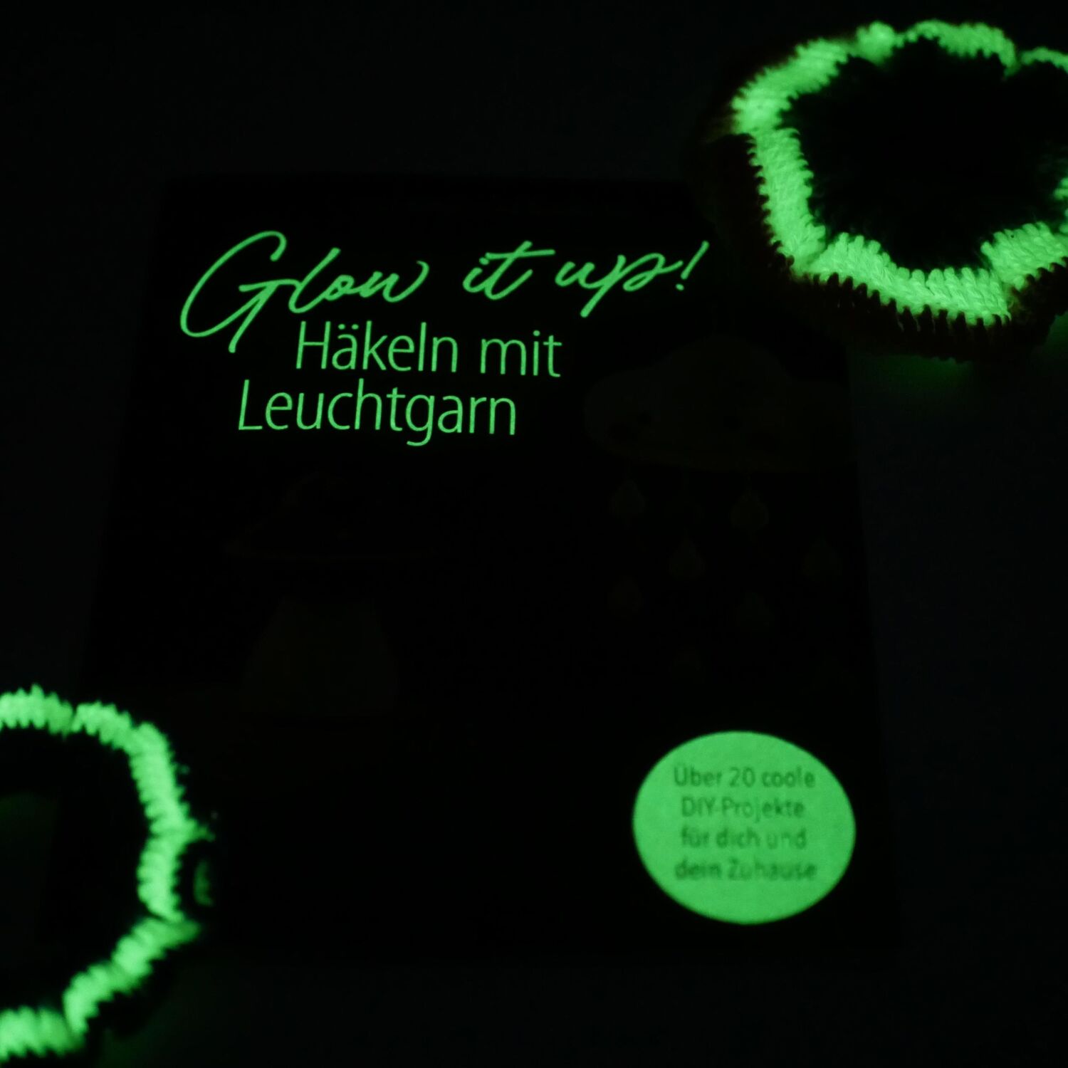 Bild: 9783747406649 | Glow it up: Häkeln mit Leuchtgarn | Inga Borges (u. a.) | Taschenbuch