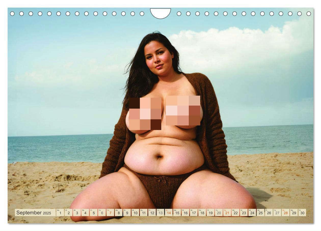 Bild: 9783383782527 | XXL Beach Girls Kalender - Kurvige Frauen am Strand (Wandkalender...