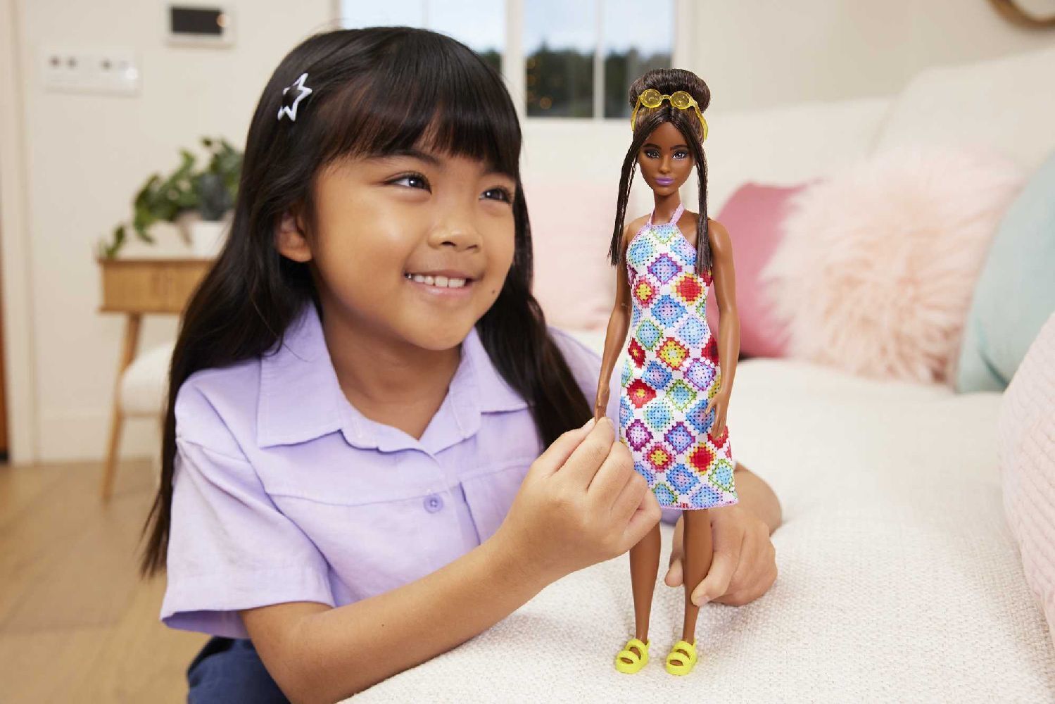 Bild: 194735094035 | Barbie Fashionistas-Puppe mit Dutt und gehäkeltem Neckholderkleid