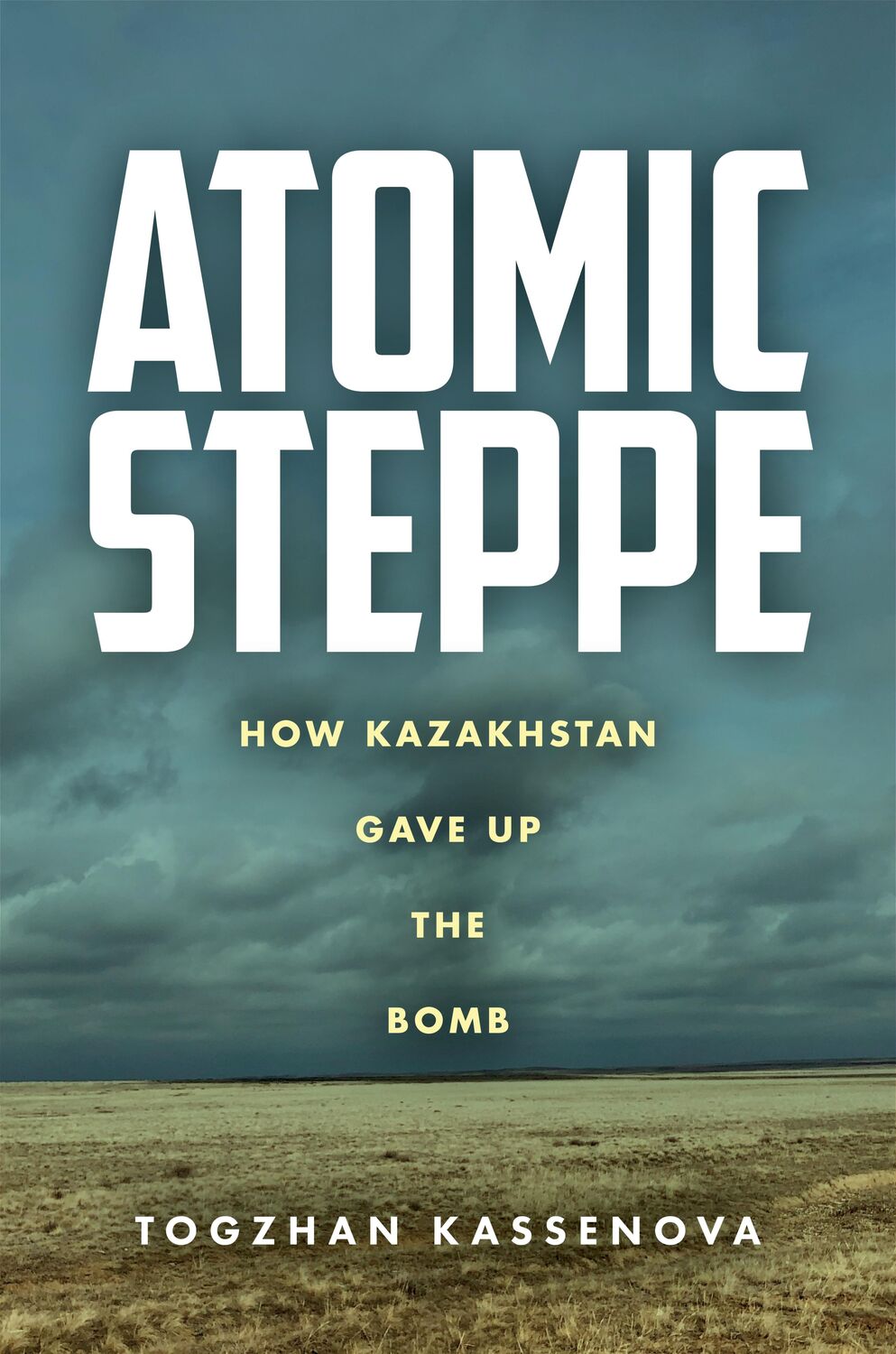 Cover: 9781503632431 | Atomic Steppe | How Kazakhstan Gave Up the Bomb | Togzhan Kassenova