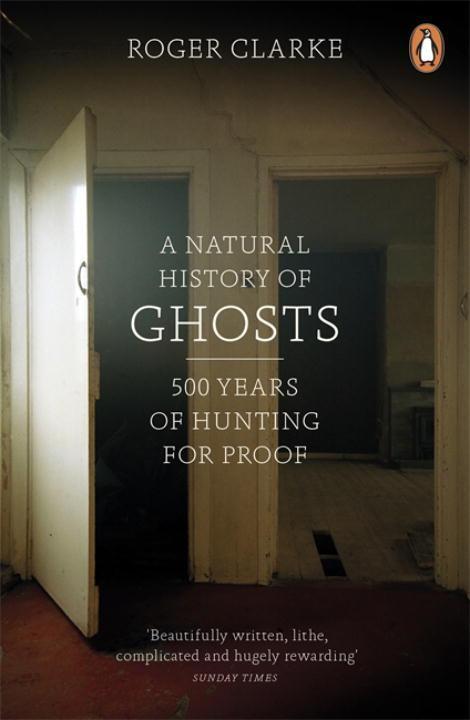 Cover: 9780141048086 | A Natural History of Ghosts | 500 Years of Hunting for Proof | Clarke
