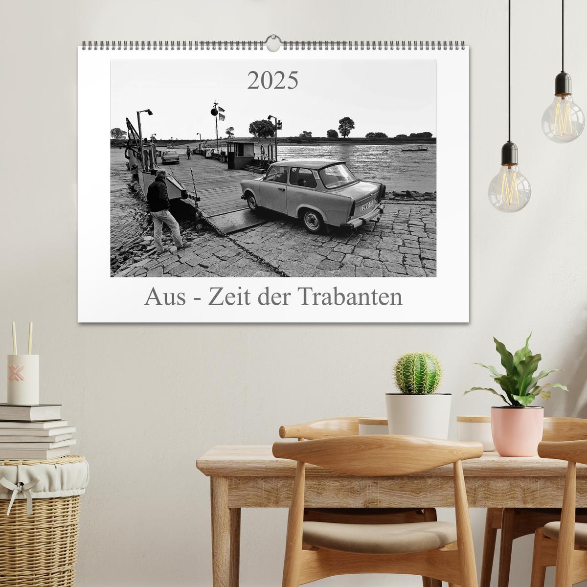 Bild: 9783435821396 | Aus - Zeit der Trabanten (Wandkalender 2025 DIN A2 quer), CALVENDO...