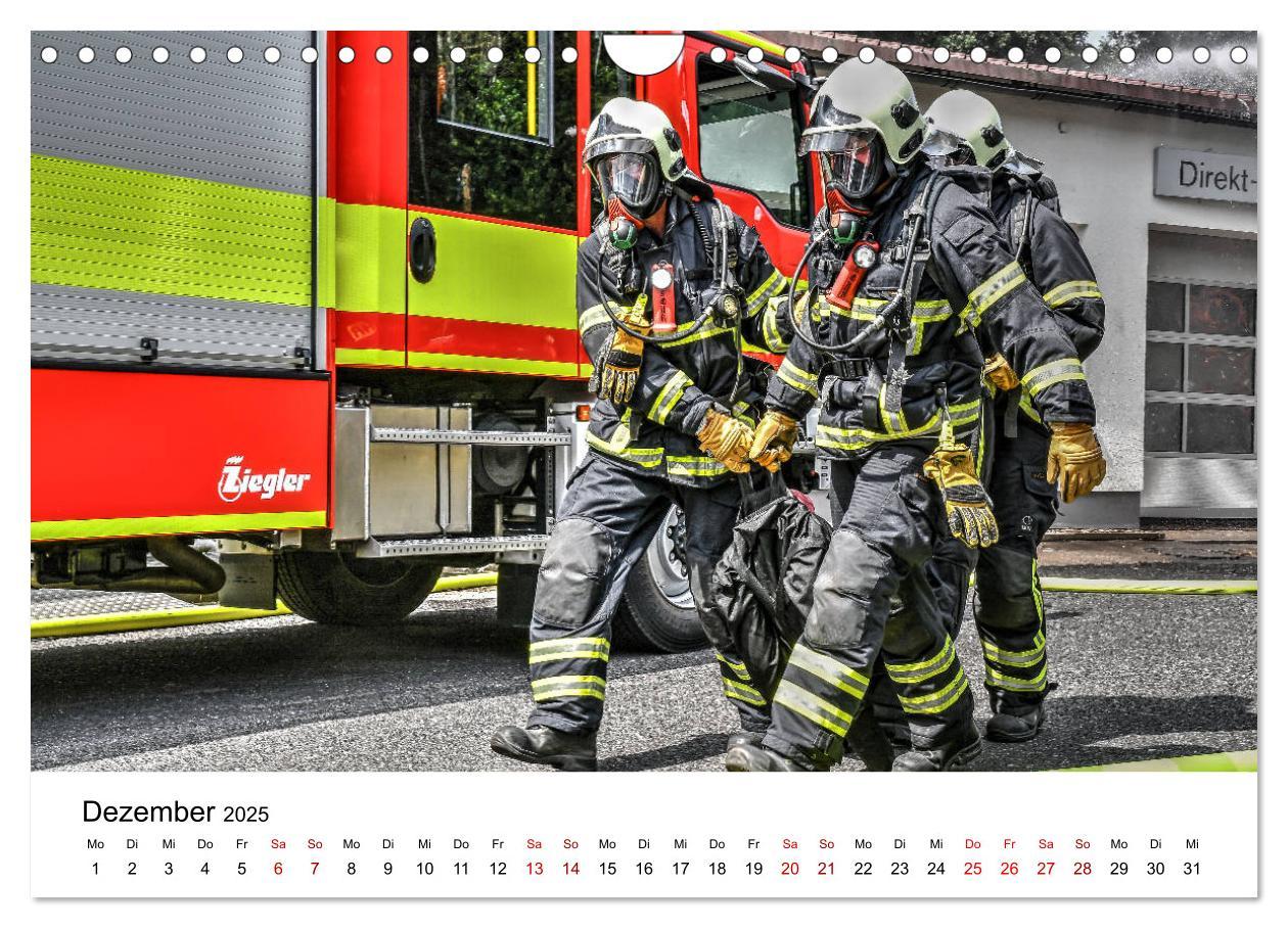 Bild: 9783435121502 | FEUERWEHR IM EINSATZ (Wandkalender 2025 DIN A4 quer), CALVENDO...