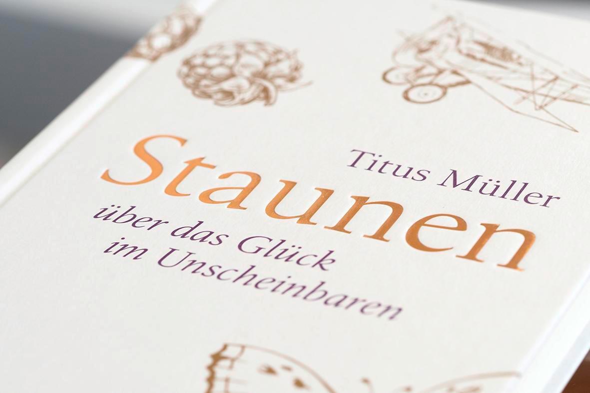 Bild: 9783963401084 | Staunen über das Glück im Unscheinbaren | Titus Müller | Buch | 128 S.