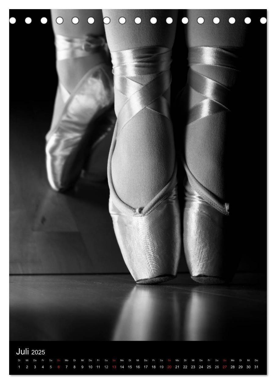 Bild: 9783457050514 | Ballett in Schwarzweiss (Tischkalender 2025 DIN A5 hoch), CALVENDO...