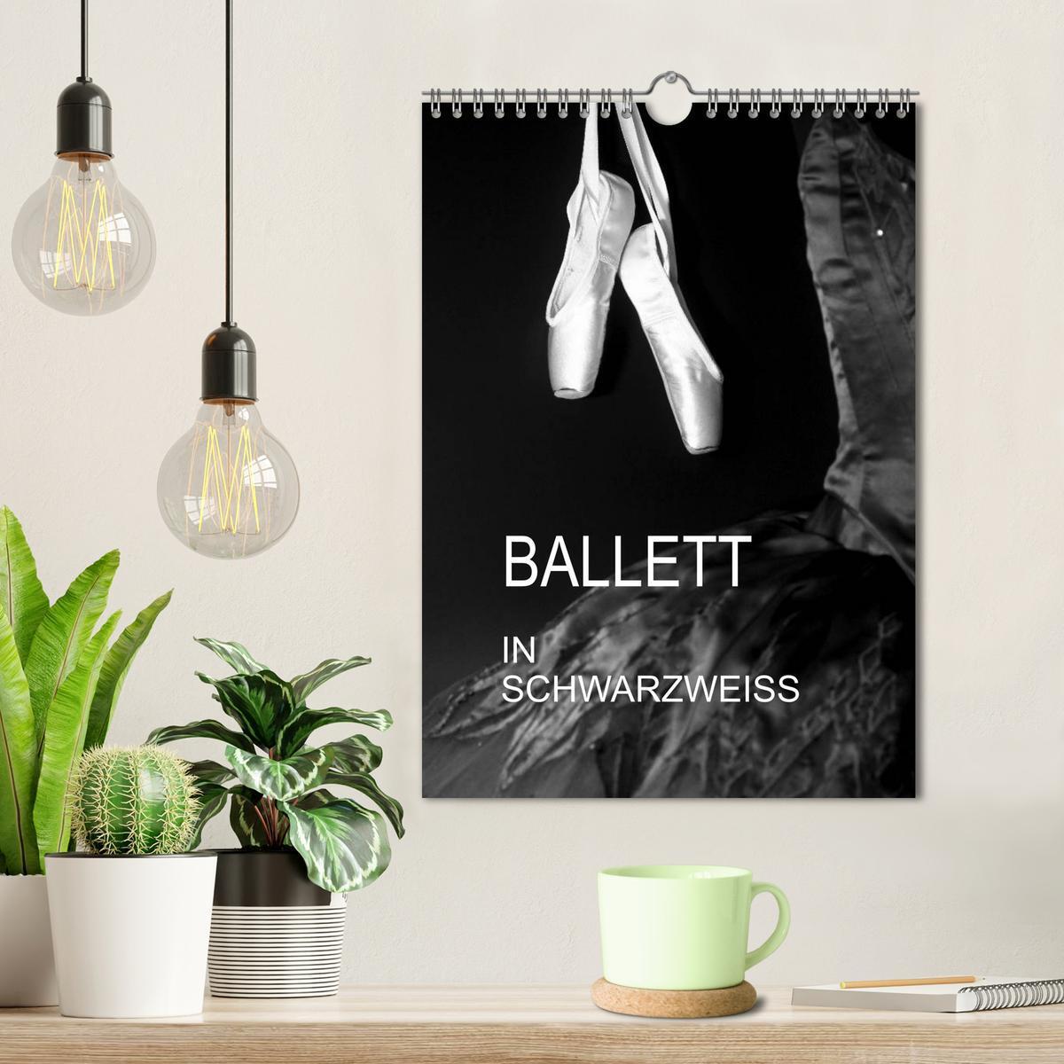 Bild: 9783457053430 | Ballett in Schwarzweiss (Wandkalender 2025 DIN A4 hoch), CALVENDO...