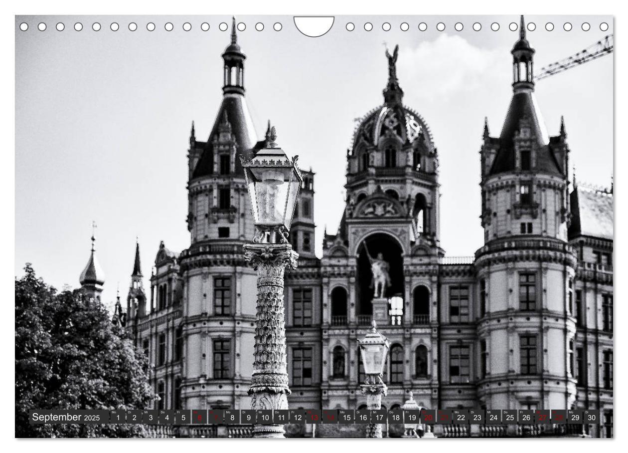 Bild: 9783435399079 | Ein Blick auf Schwerin (Wandkalender 2025 DIN A4 quer), CALVENDO...