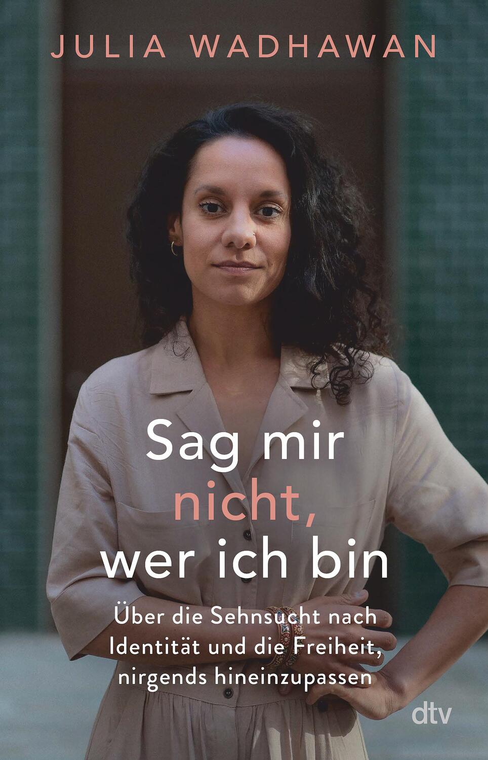 Cover: 9783423263252 | Sag mir nicht, wer ich bin | Julia Wadhawan | Taschenbuch | 240 S.