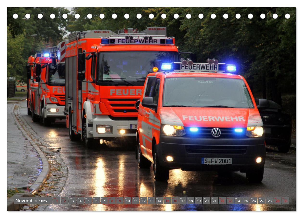 Bild: 9783383959110 | Einsatzfahrzeuge der Feuerwehr Stuttgart (Tischkalender 2025 DIN A5...