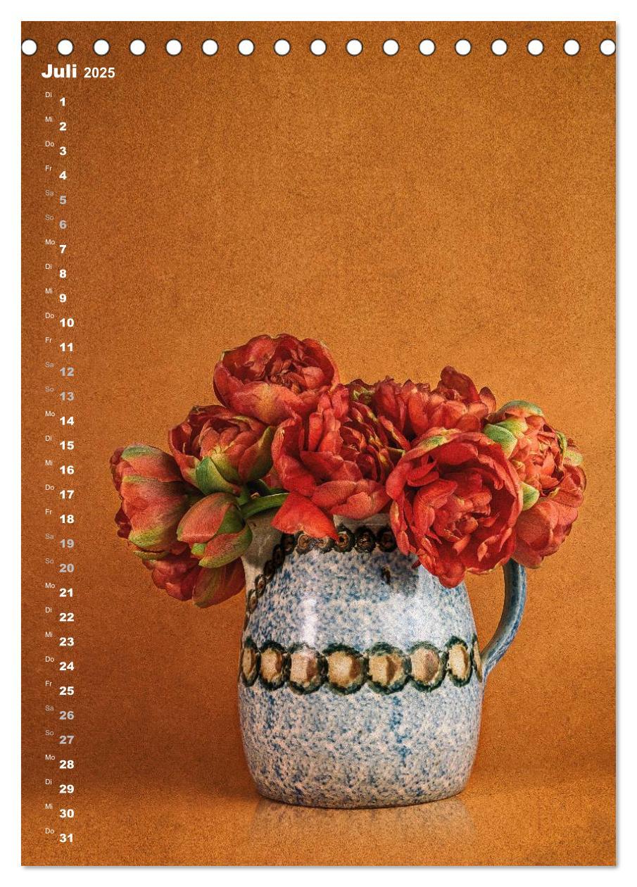 Bild: 9783457048610 | Blumenschmuck in Bunzlau Keramik (Tischkalender 2025 DIN A5 hoch),...