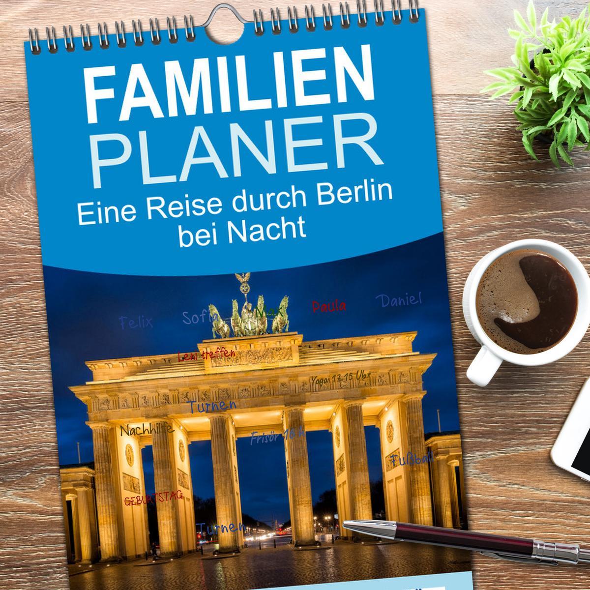 Bild: 9783457095089 | Familienplaner 2025 - Eine Reise durch Berlin bei Nacht mit 5...