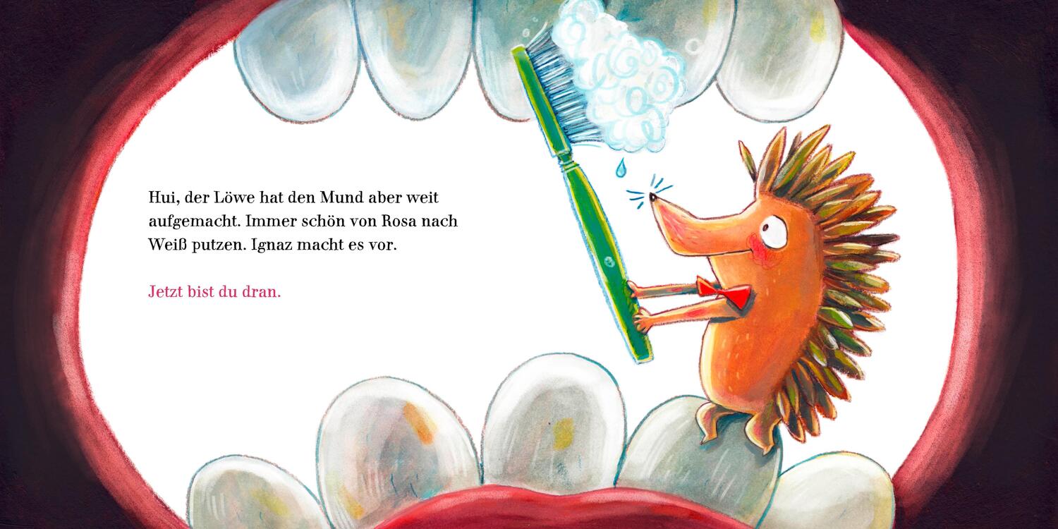 Bild: 9783414825612 | Hilf dem Löwen Zähne putzen! (Pappbilderbuch) | Sophie Schoenwald