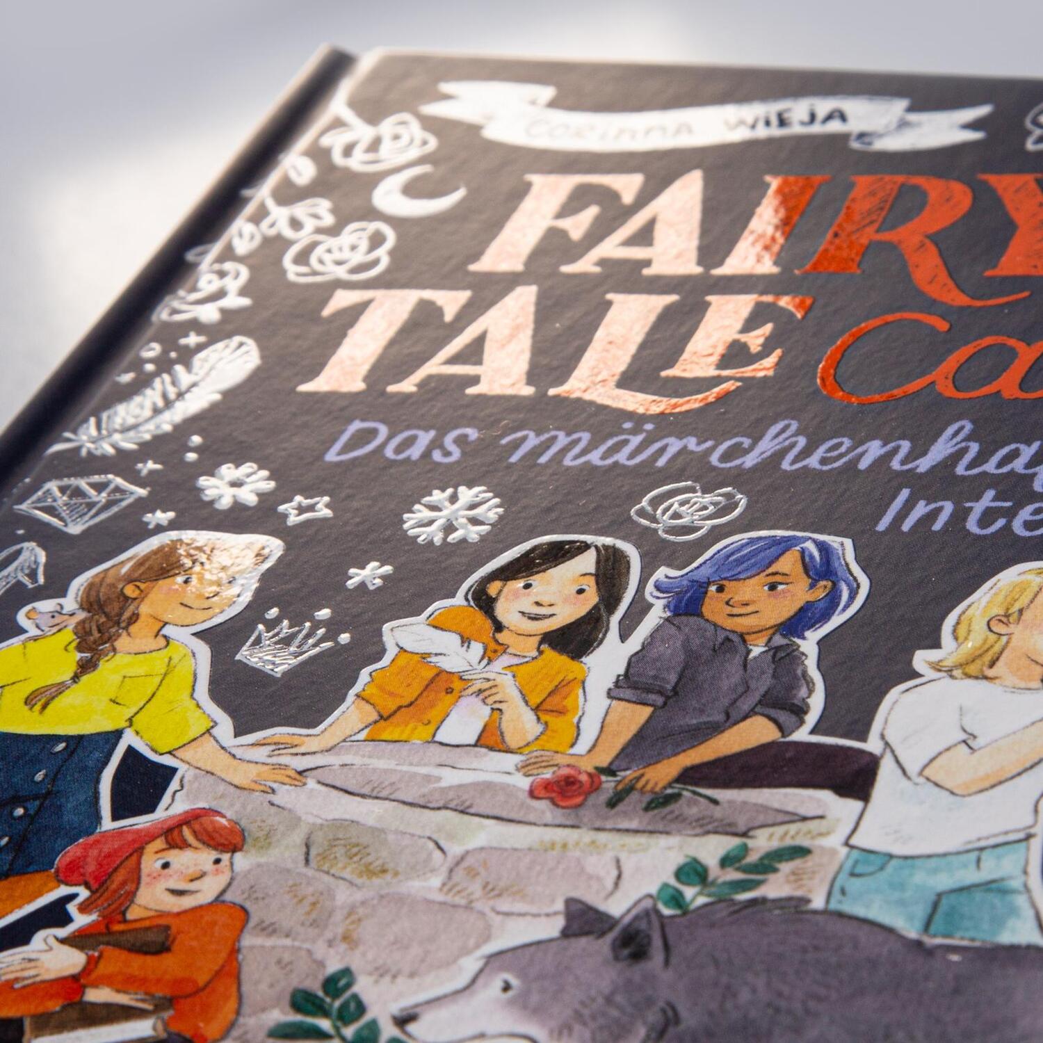 Bild: 9783551654458 | Fairy Tale Camp 1: Das märchenhafte Internat | Corinna Wieja | Buch