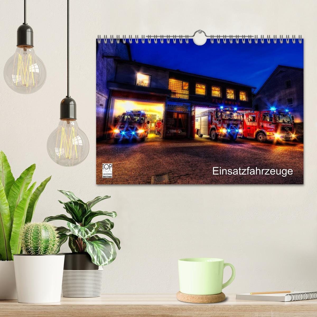 Bild: 9783435829538 | Einsatzfahrzeuge (Wandkalender 2025 DIN A4 quer), CALVENDO...