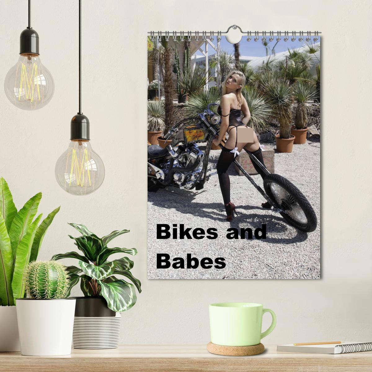 Bild: 9783457070710 | Bikes and Babes (Wandkalender 2025 DIN A4 hoch), CALVENDO...