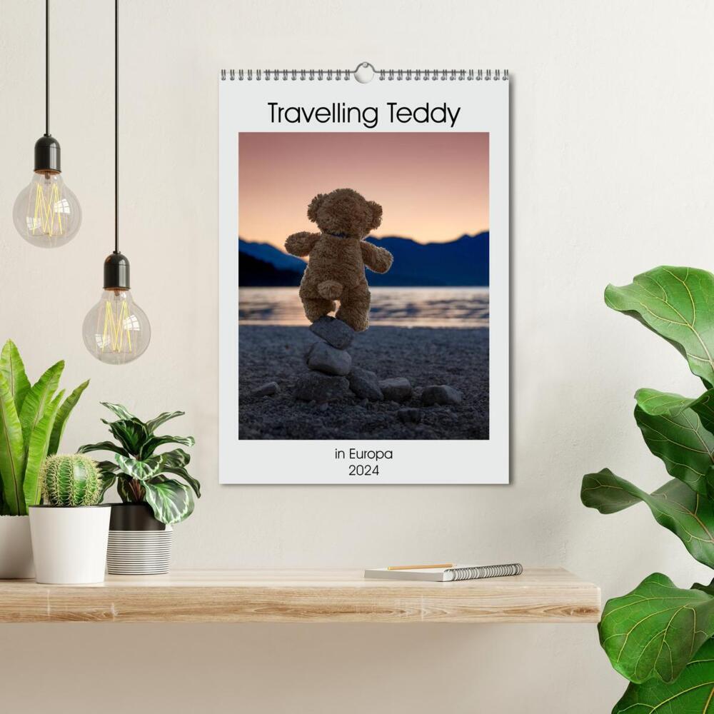 Bild: 9783675751798 | Travelling Teddy in Europa (Wandkalender 2024 DIN A3 hoch),...