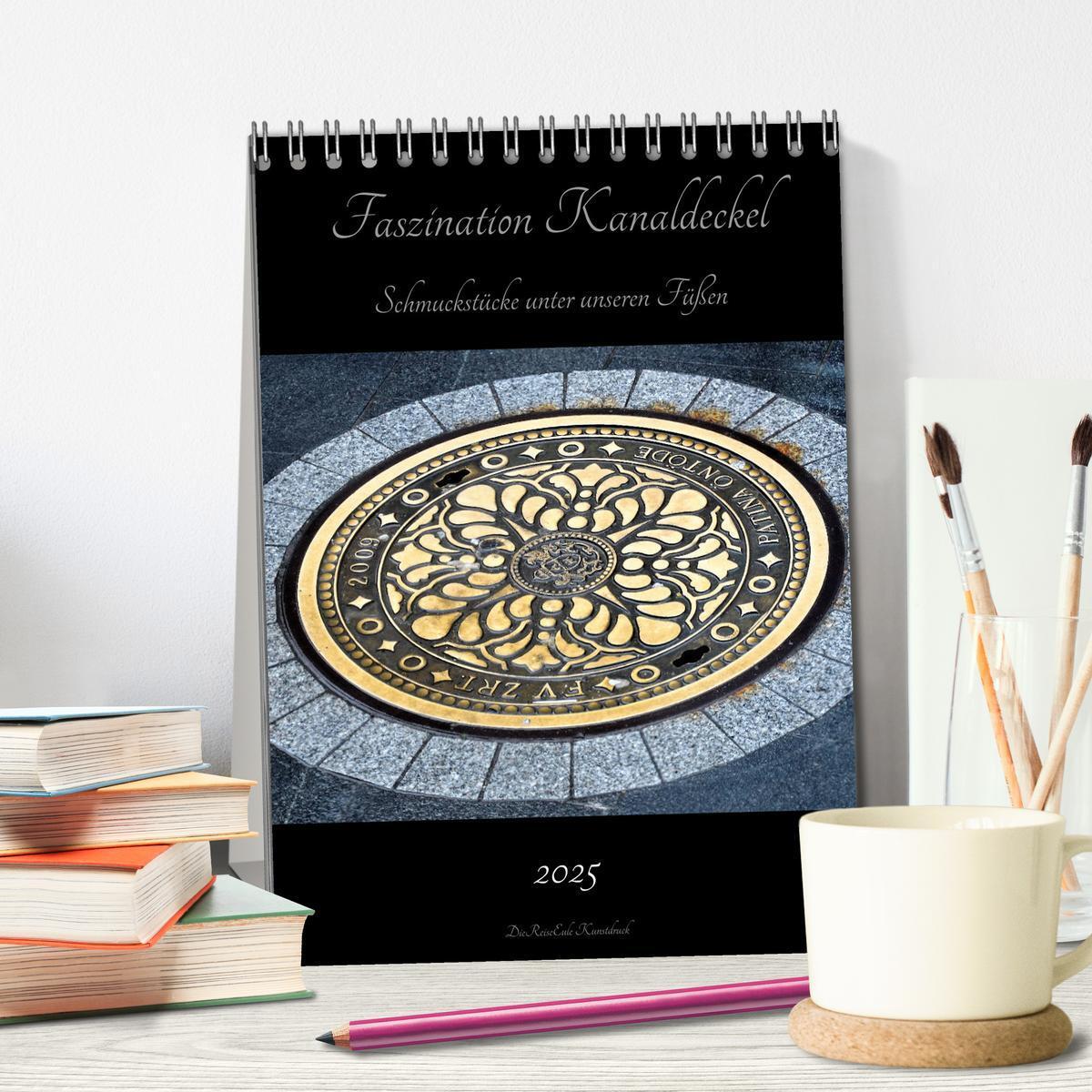 Bild: 9783435960682 | Faszination Kanaldeckel (Tischkalender 2025 DIN A5 hoch), CALVENDO...