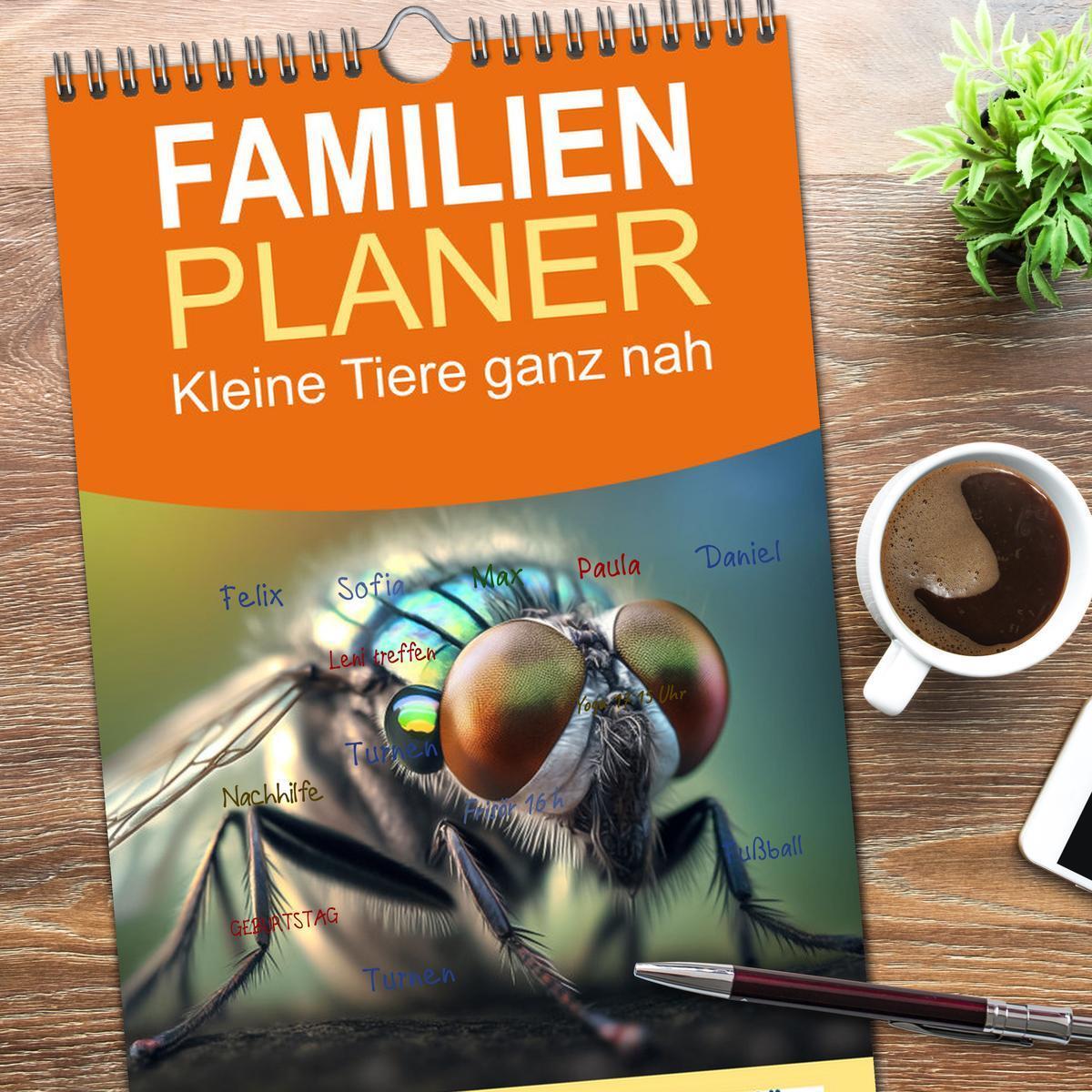 Bild: 9783457093511 | Familienplaner 2025 - Kleine Tiere ganz nah mit 5 Spalten...